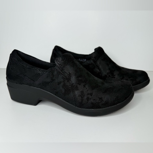 Clark’s Anti-slip Shoes - Picture 3 of 9